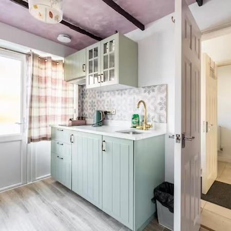 Bedroom With Kitchenette, Private Bathroom And Parking Cardiff Exterior foto