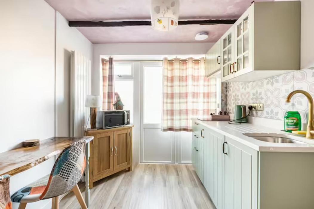 Bedroom With Kitchenette, Private Bathroom And Parking Cardiff Exterior foto