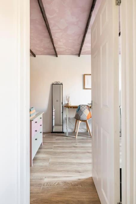 Bedroom With Kitchenette, Private Bathroom And Parking Cardiff Exterior foto