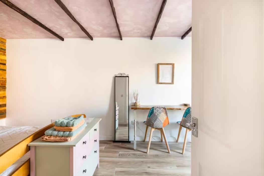 Bedroom With Kitchenette, Private Bathroom And Parking Cardiff Exterior foto