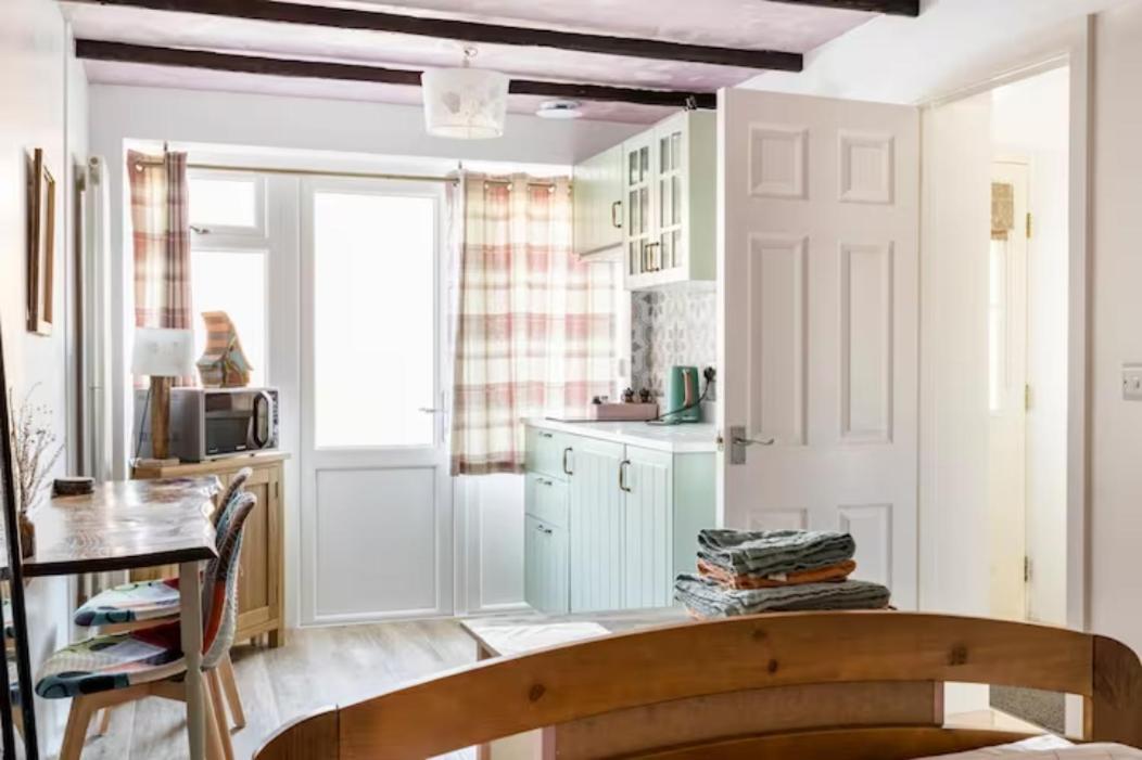 Bedroom With Kitchenette, Private Bathroom And Parking Cardiff Exterior foto
