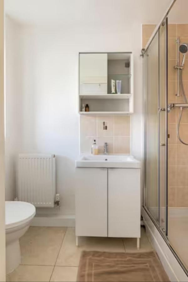 Bedroom With Kitchenette, Private Bathroom And Parking Cardiff Exterior foto