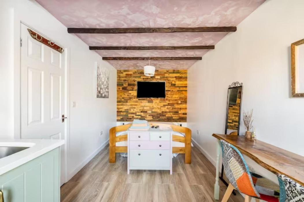 Bedroom With Kitchenette, Private Bathroom And Parking Cardiff Exterior foto